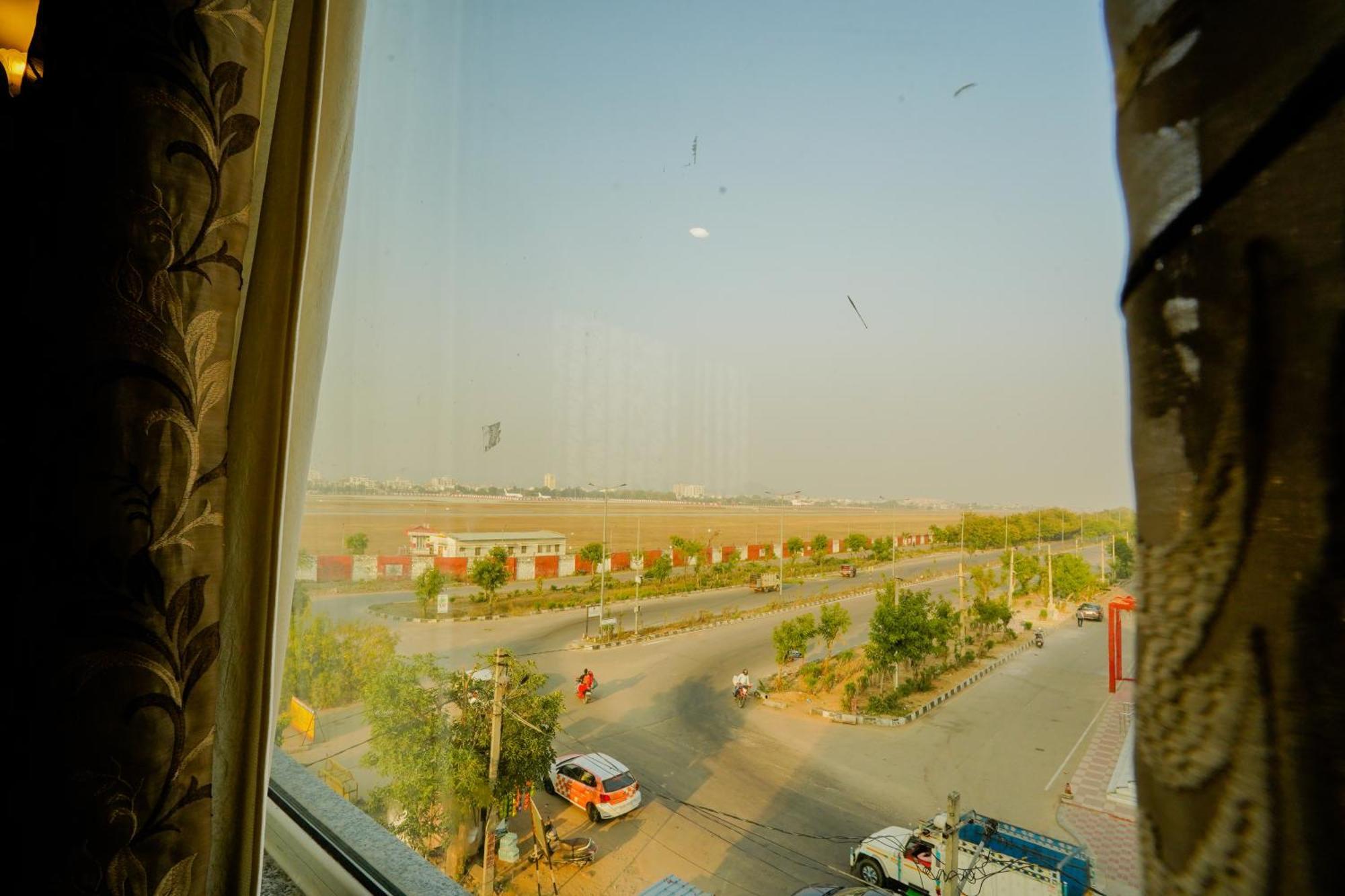 Hotel Cheelgadi Jaipur Bagian luar foto