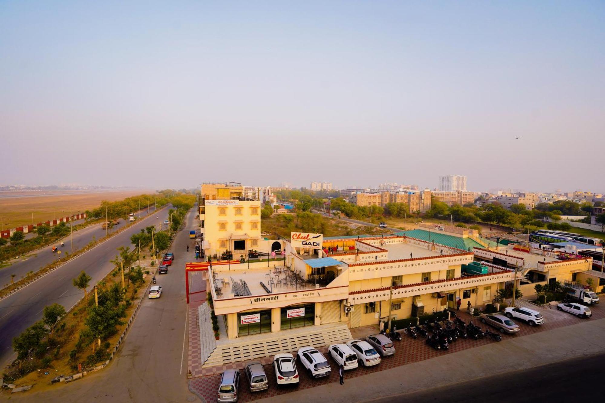 Hotel Cheelgadi Jaipur Bagian luar foto