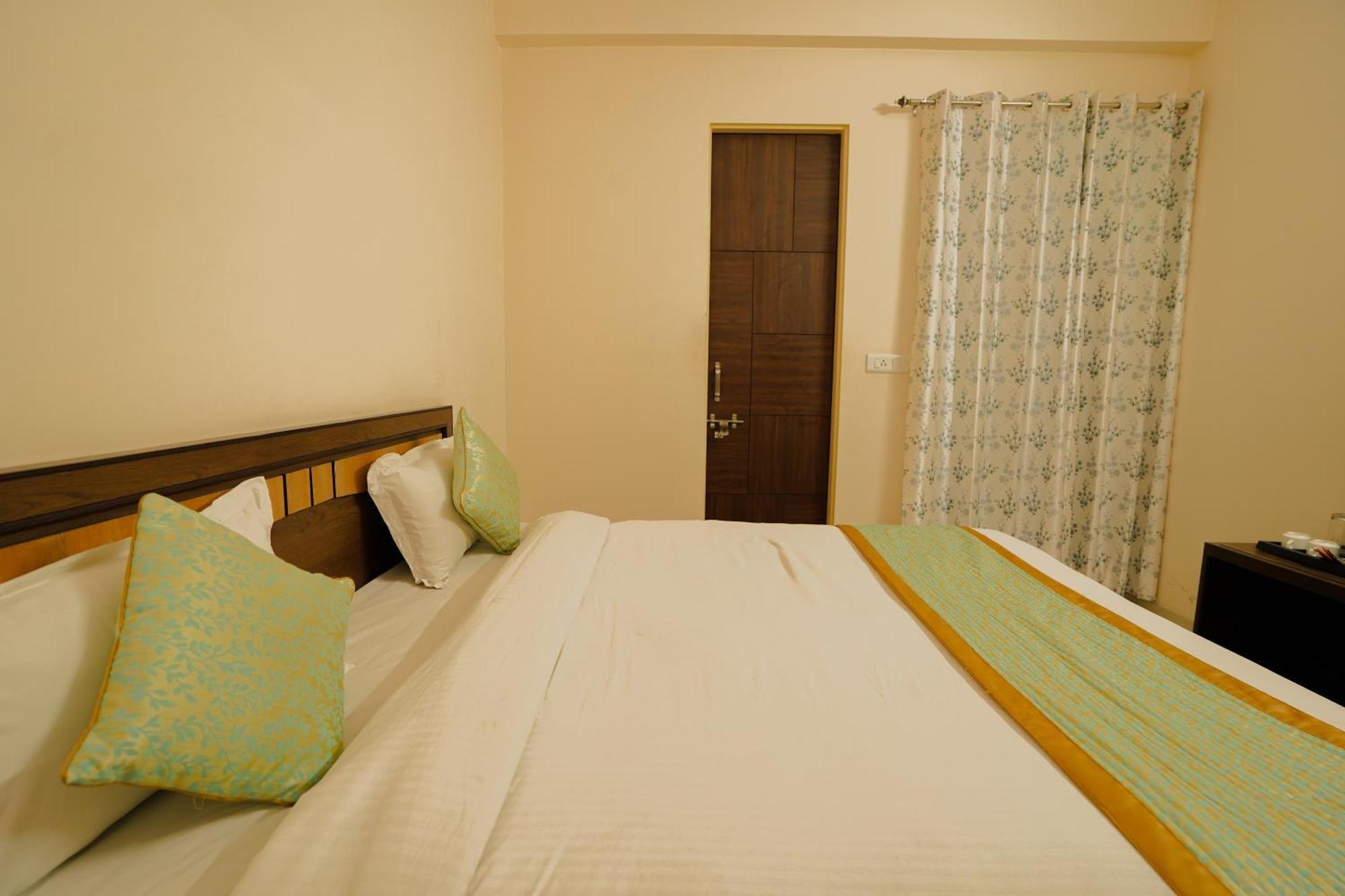 Hotel Cheelgadi Jaipur Bagian luar foto